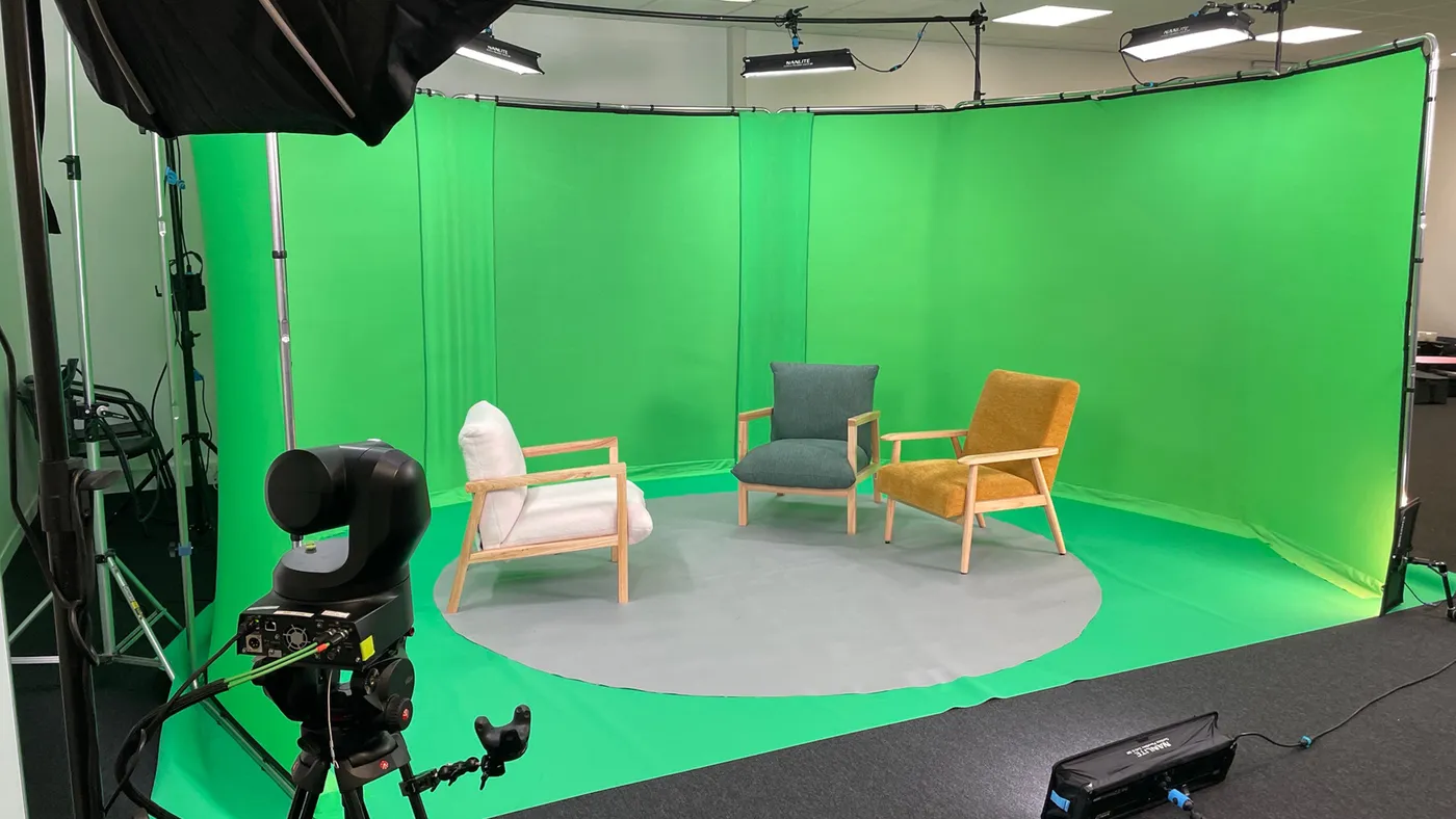 Studio fond vert avec fauteuils installés avant incrustation