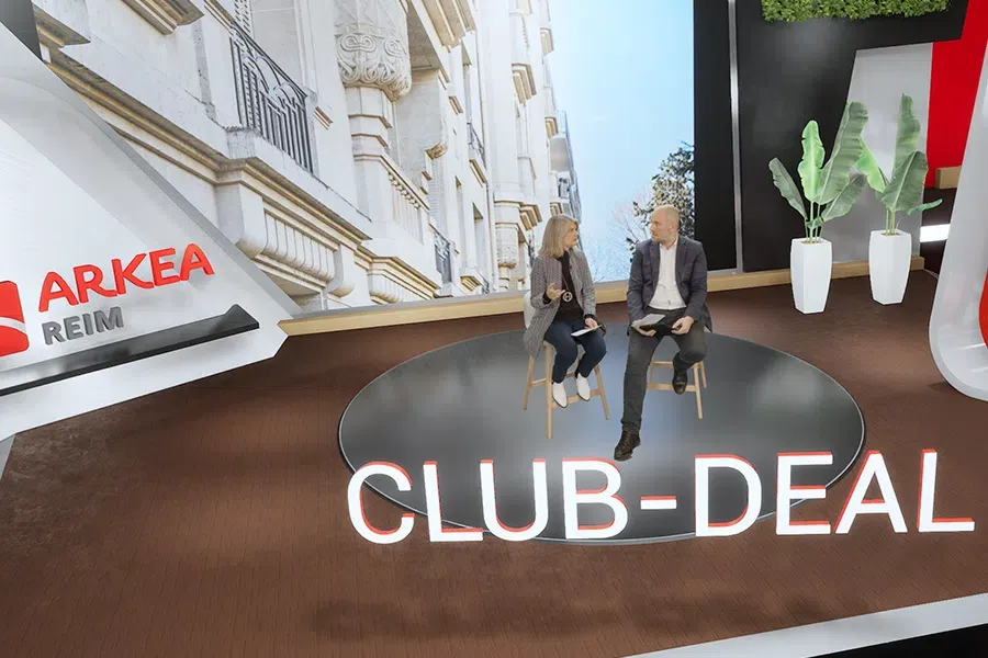 Le décor virtuel final : plateau immobilier avec rue haussmannienne en toile de fond