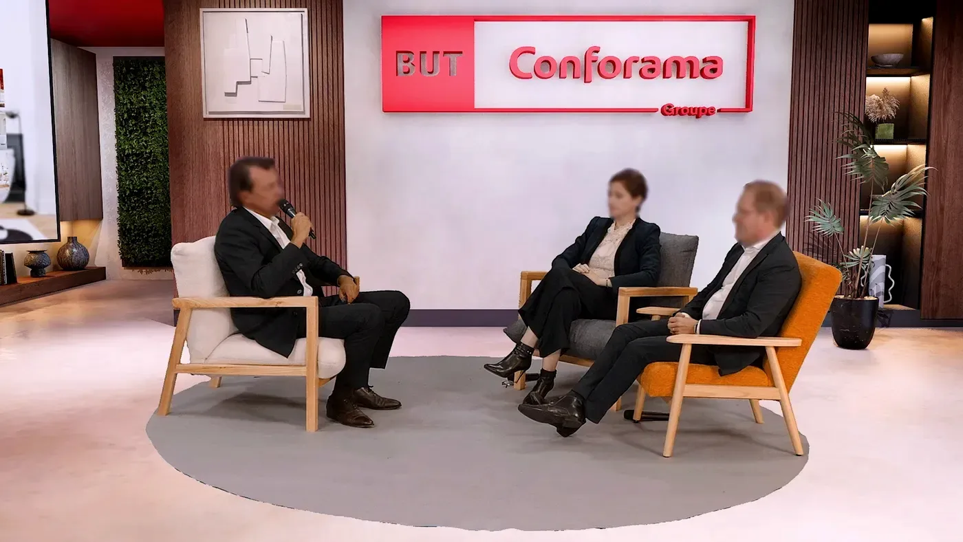 Image finale du Direct : trois intervenants incrustés dans le décor virtuel