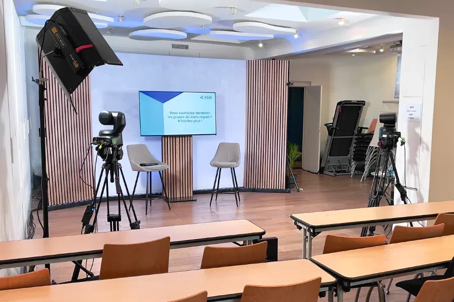 Plateau bois clair avec caméras motorisées installé dans une salle de formation