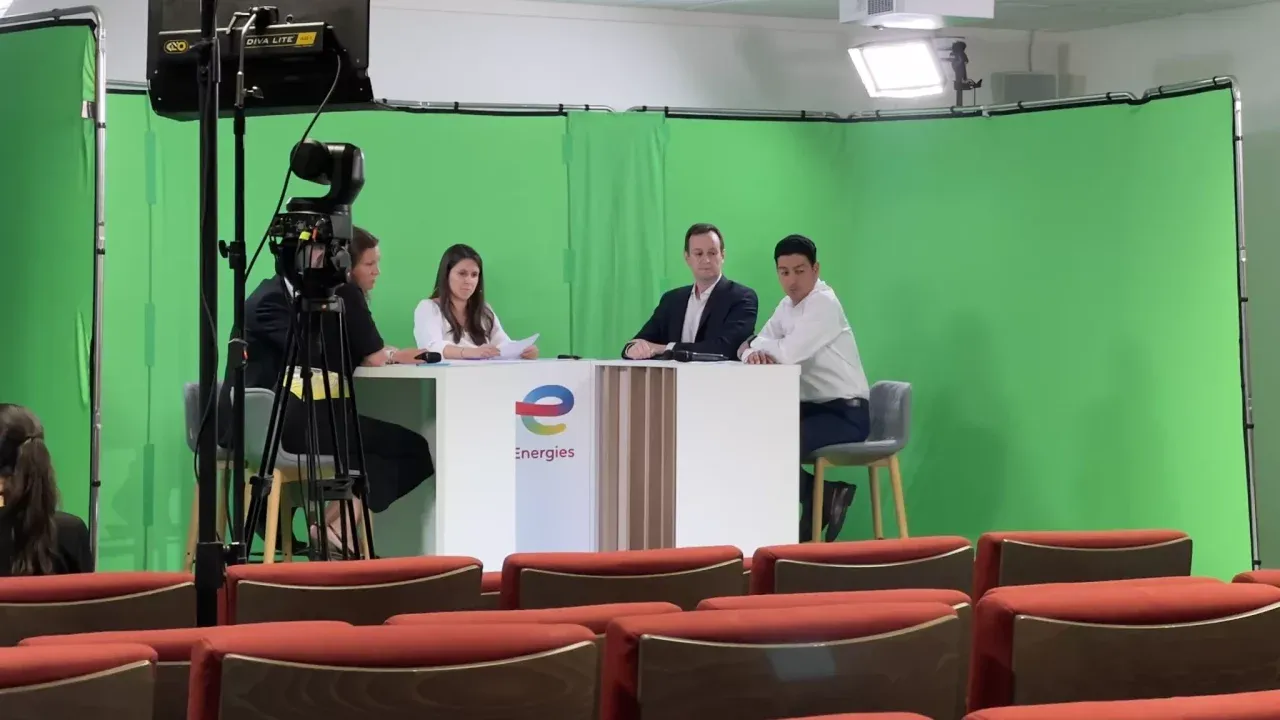Studio fond vert à Paris avec desk d'émission et public en salle